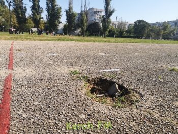 Новости » Общество: В целом стадионы в учебных заведениях Керчи существуют, - курирующий образование Джапаров