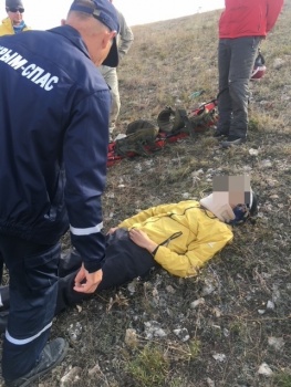 Двое парапланеристов столкнулись в воздухе и упали в Крыму