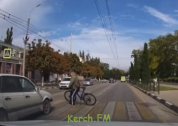 Эпический осел: видеорегистратор записал "чуть было не было" напротив гостиницы Керчь