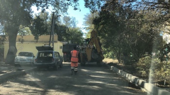 Новости » Общество: На Черноморской завершают установку новых бордюров