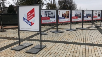 На площади в Керчи обновили выставку ко Дню народного единства