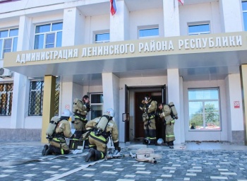 Спасатели учились тушить пожар в здании администрации Ленинского района