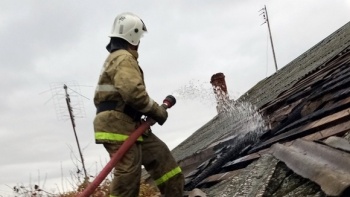 Новости » Криминал и ЧП: В Багерово горела крыша в пристройке