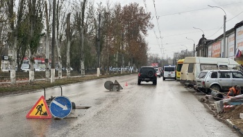 Новости » Общество: В Керчи на Еременко частично затруднено движение транспорта