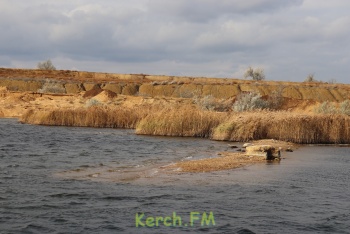 Обводной канал Нижне-Чурбашского хвостохранилища в Керчи обмелел