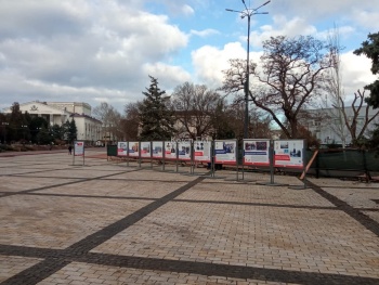 Ночью ветер повалил выставку на площади Ленина, к утру ее вернули на место