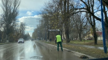 В Керчи убирали дорогу под дождем