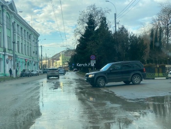 Новости » Общество: На Пролетарской произошел порыв водовода