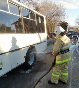 У рейсового автобуса в Крыму на ходу загорелось колесо