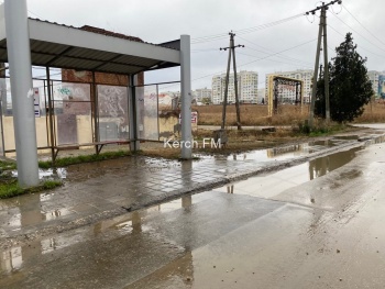 Керчане жалуются на остановочный павильон на «АТП»  в грязи