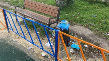 Бутылки и мусор – керчане о новой детской площадке на Большевистской