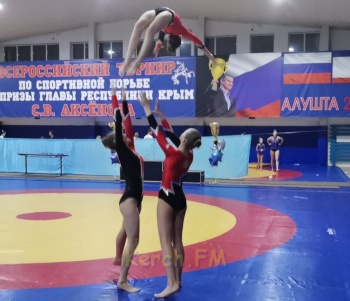 Команда спортсменок из Керчи привезла медали с соревнований по акробатике