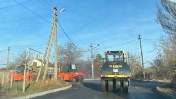 Новости » Общество: На улицах Степана Разина и 1 Мая уложили первый слой асфальта