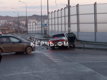 Новости » Криминал и ЧП: На ШГС авария: от удара автомобиль врезался в отбойник