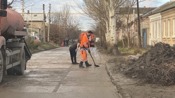 Новости » Общество: Готовятся к асфальтировке: на ул. Жени Дудник убирают грязь лопатами с дороги