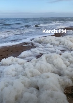 Снег по-керченски: на Маяке пляж покрылся морской пеной