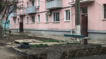После ремонта трубопровода жителям ул. Дейкало оставили грязь и «выкорчеванную» лавку