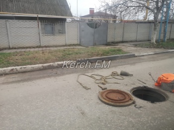 На ул. Гагарина в Керчи открыт люк – идут работы