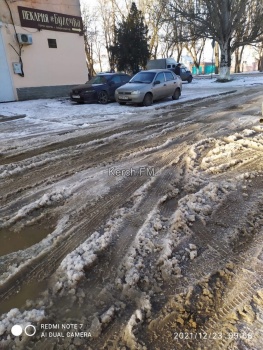 «Ледяная каша» образовалась на проезжей части по  дороге на Орджоникидзе