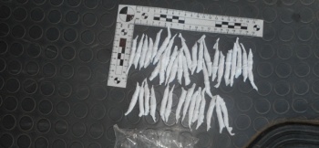 Керчанина с сумкой с более 100 свертков наркотиков задержала полиция