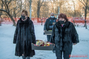 Новости » Общество: «Витаминами и приятностями к чаю» поздравили медиков керченские депутаты