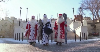 Деды Морозы отправились в учебные заведения Керчи для передачи подарков детям