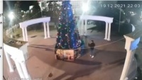 За украденные шары с елки в Крыму мужчине грозит штраф или 15 суток ареста