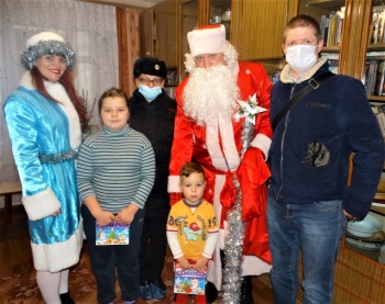 Полицейский Дед Мороз поздравил детей из керченских семей