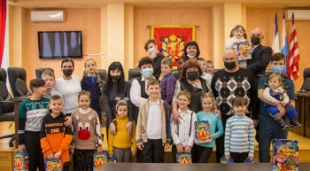 С праздниками поздравили детей из семей, пострадавших от подтопления в Керчи