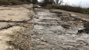 Очередная речка чистой воды течет по нескольким дорогам в Аршинцево