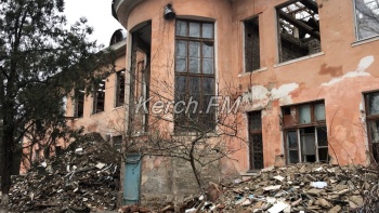 Ни окон, ни дверей: в больничном городке в Аршинцево продолжается ремонт