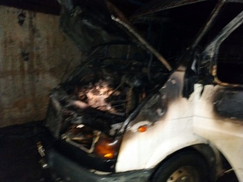 На территории частного дома в Крыму сгорел «Ford Transit»