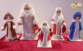 Коллекция ретро-Дедов Морозов и Снегурочек представлена на выставке в Крыму