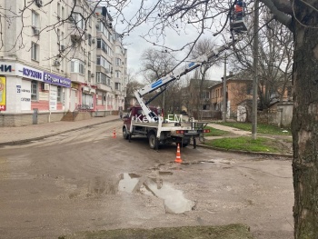 В Керчи на Курсантов  установили новые плафоны уличного освещения