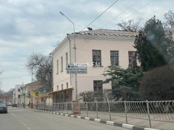 В керченской специализированной школе №1 приступили к ремонту крыши