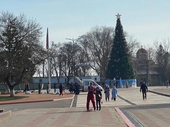 На площади Ленина разбирают новогодние инсталляции