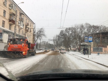 Новости » Общество: Центральные дороги Керчи начали посыпать песком