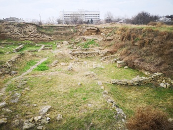 В Керчи исчезла хатынка с раскопок Мирмекия