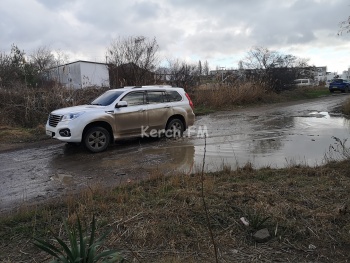 Новости » Общество: Улица Лейтенанта Бувина в Керчи: топит, тонем, застреваем