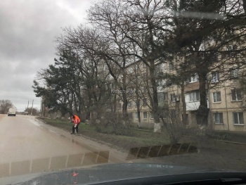 Новости » Общество: Один в поле воин: дороги в Аршинцево чистит единственный рабочий