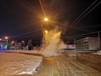 Новости » Общество: На Ворошилова вновь прорвало теплотрубу, горячий пар валит из-под земли