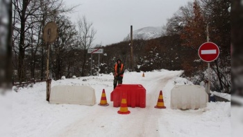 На плато Ай-Петри с обеих сторон закрыли дорогу из-за снега