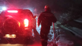 Спасатели вытащили из снежного заноса в Крыму 30 автомобилей