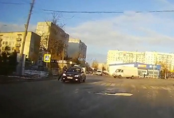 В Керчи пешеход упал на машину (момент аварии)