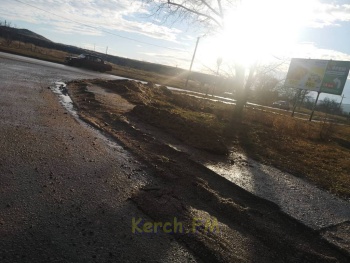 Новости » Общество: Уборка дорог в Керчи: мусор счищали, тротуары засыпали