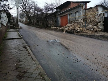 Новости » Общество: На Госпитальной произошел порыв водовода