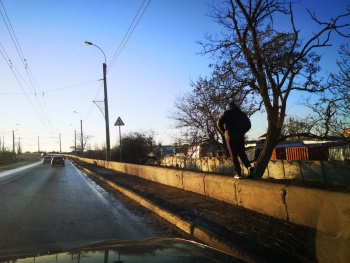 Новости » Общество: Пешеходную часть на горьковском мосту керчане обходят по парапету