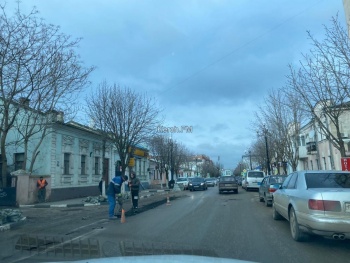 Новости » Общество: На центральных улицах Керчи начали подготовку к ямочному ремонту