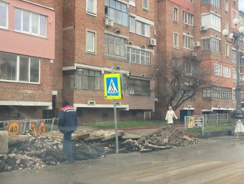 Новости » Общество: В Керчи на Карла Маркса сотрудники «Теплокоммунэнерго» разрыли дорогу