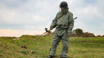 Новости » Общество: Военные инженеры ЮВО нашли ящик с гранатами во время учений в Крыму